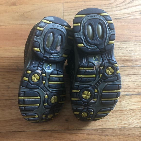 TWO pair of toddler boys size 10 shoes - Picture 3 of 5